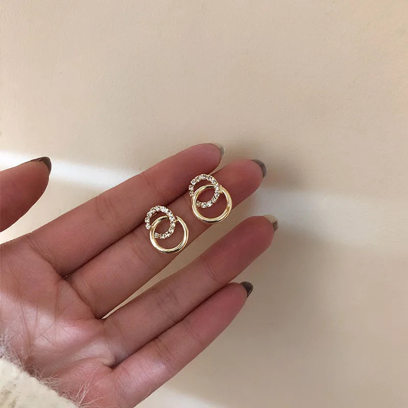 Boucles Lumière Dorée — Double Cerceau & Strass Scintillants