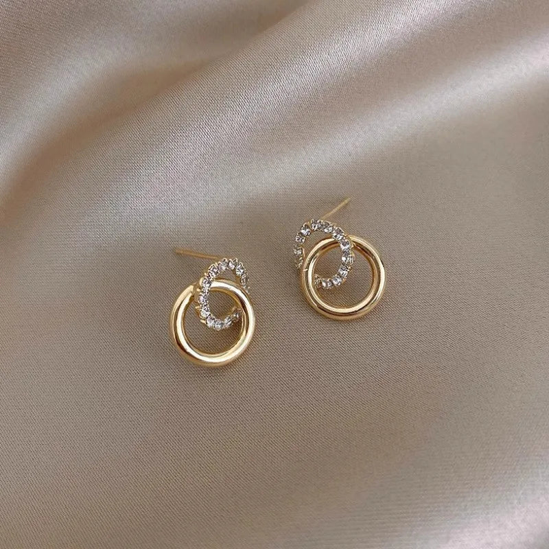 Boucles Lumière Dorée — Double Cerceau & Strass Scintillants