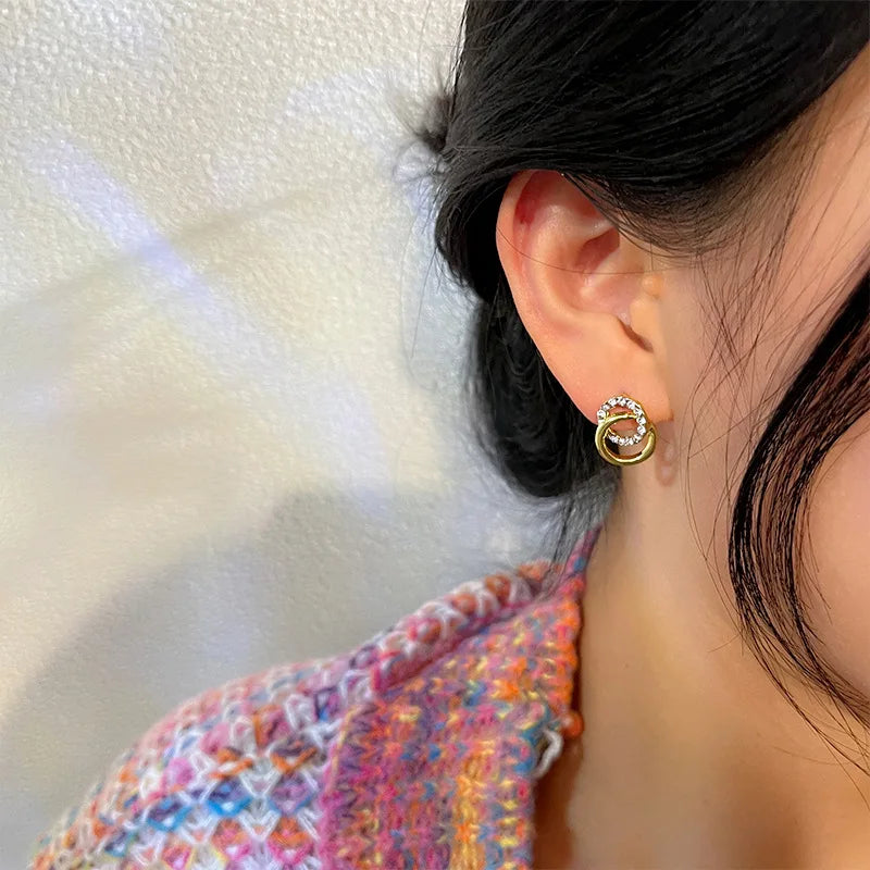 Boucles Lumière Dorée — Double Cerceau & Strass Scintillants